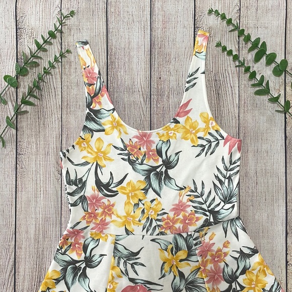 🌸 Clearance! 🌸 H&M White Floral Flare Mini Dress Size 6 - Picture 1 of 9